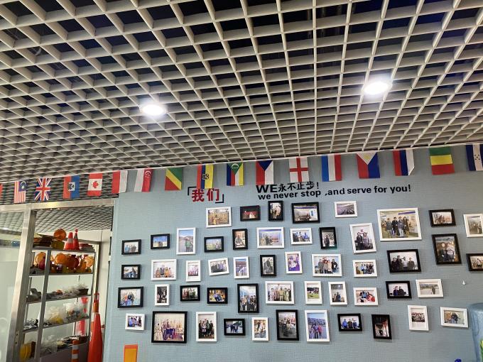 पीई सड़क फुटपाथ राजमार्ग शंकु यातायात काला आधार ऊंचा निर्माण शंकु 100 सेमी 7